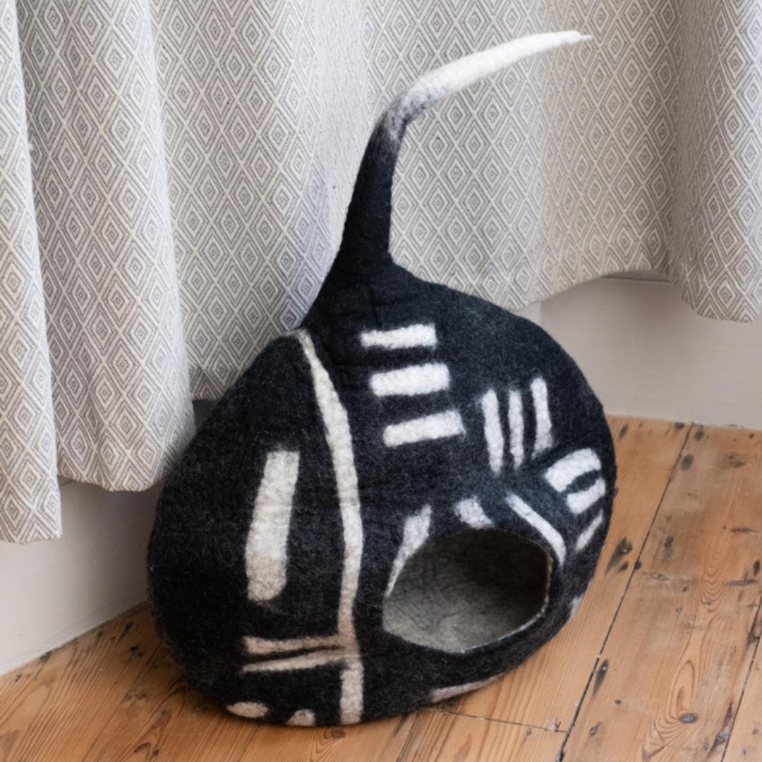 Felt Cat Cave with Tail-Hiro + Wolf