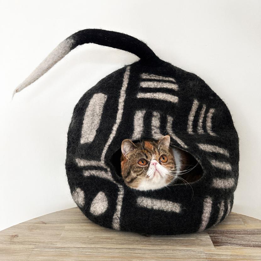 Felt Cat Cave with Tail-Hiro + Wolf